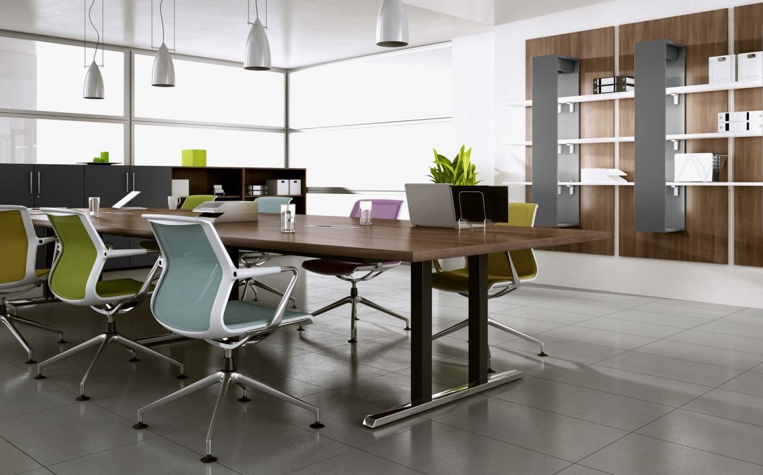 Moderner Büroraum - Konferenztisch L-Line von MARO Büromöbelhersteller
