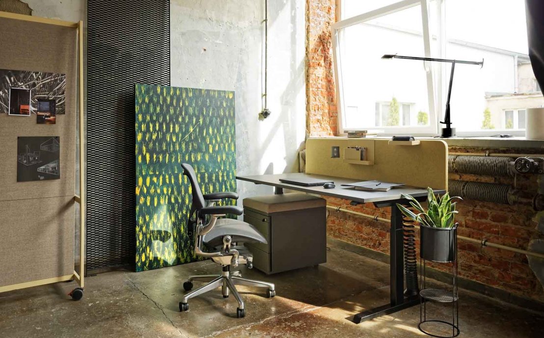 Komfortabler Arbeitsplatz - Schreibtisch mit höhenverstellbarer Tischplatte von MARO