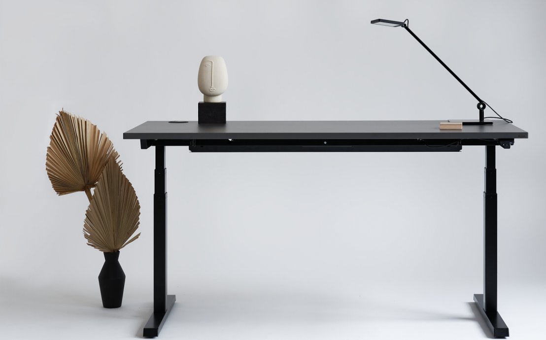 Ergonomischer Schreibtisch mit höhenverstellbarer Tischplatte