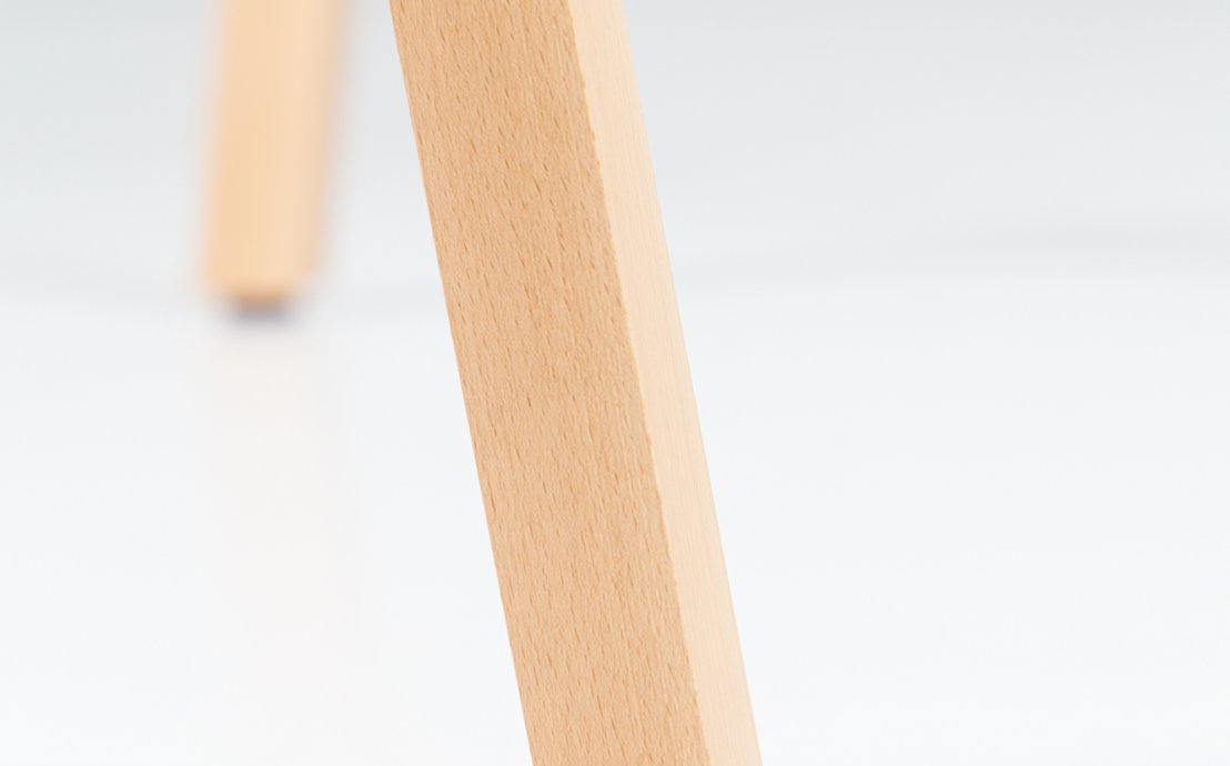 Kolekcja Op-Lite - biurka z nogami z litego drewna