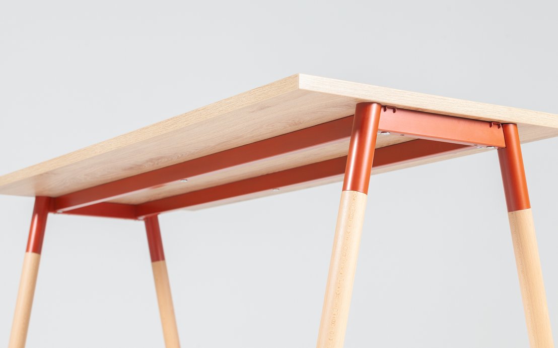 Kolekcja Op-Lite - biurko z nogami z litego drewna