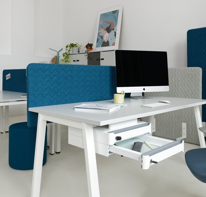 Büromöbel aus der Kollektion System -eM - Schreibtisch A-eM mit Tischtrennwand