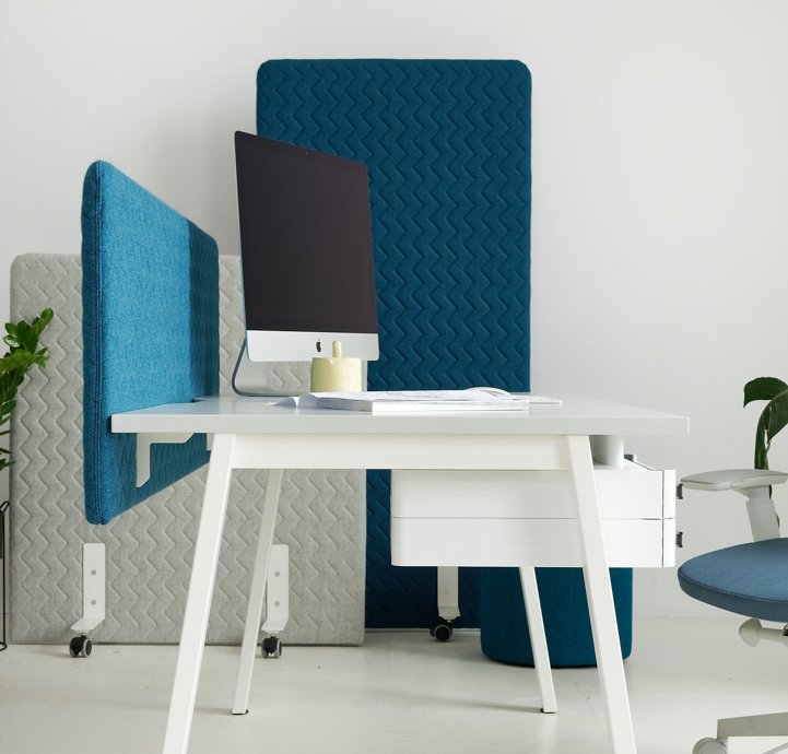 Schreibtisch A-eM mit Tischtrennwand und Unterbauschubladen