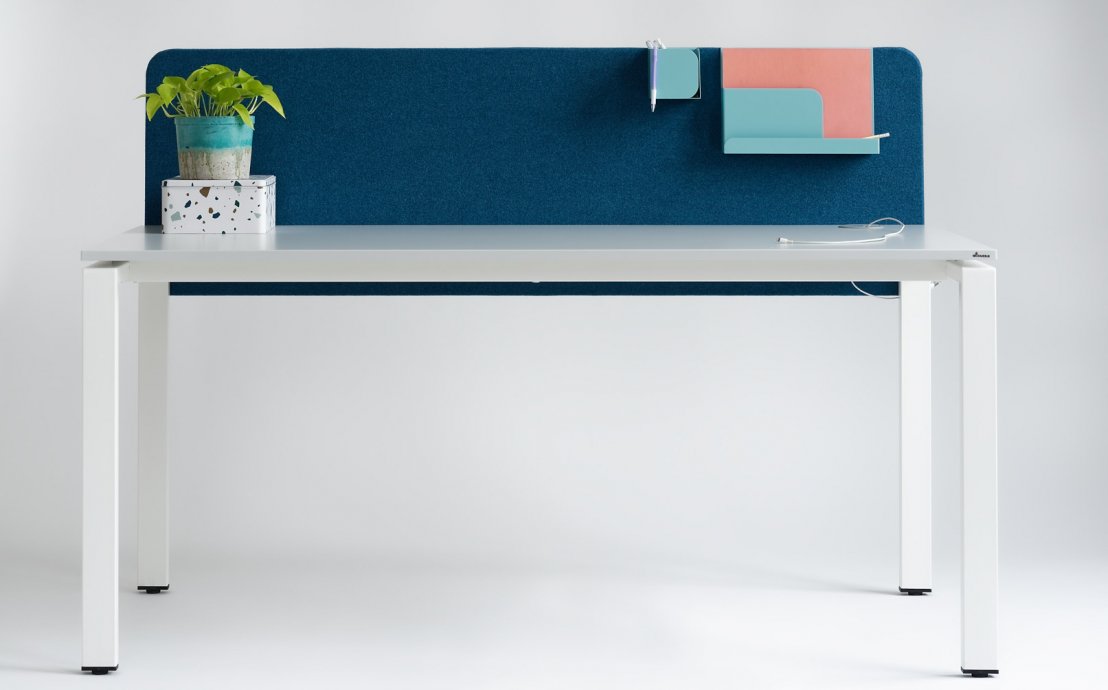 Komfortowe stanowiska pracy - biurko F-eM z przegrodą tapicerowaną