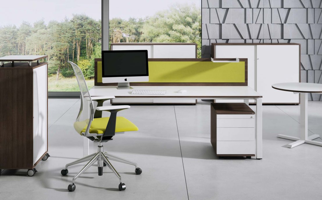Komfortable Arbeitsplätze - Schreibtisch K-eM mit Tischtrennwand