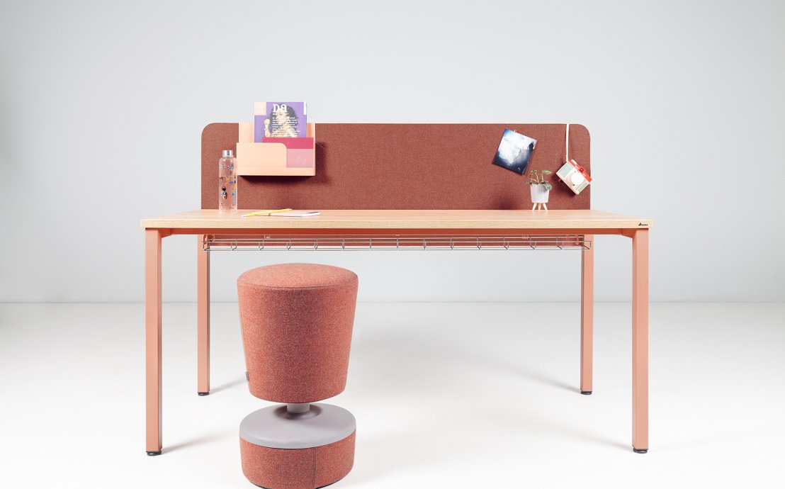 Op-Lite K biurko z panelem tapicerowanym - komfort aktustyczny