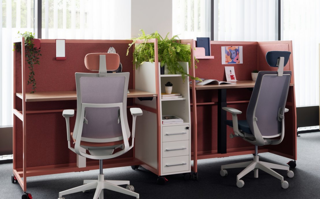 Biuro Agile - sprawdź biurka z wysoką zabudową z kolekcji Wariant