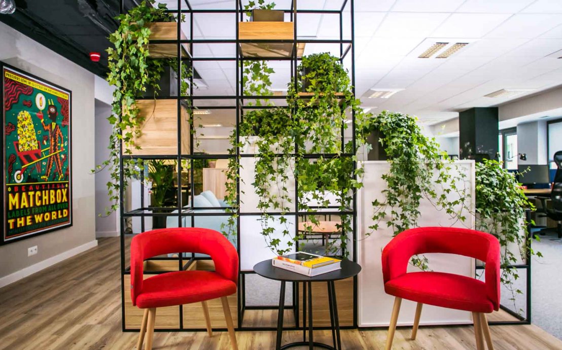 Raumteilerregal mit Pflanzem - Büromöbel von MARO