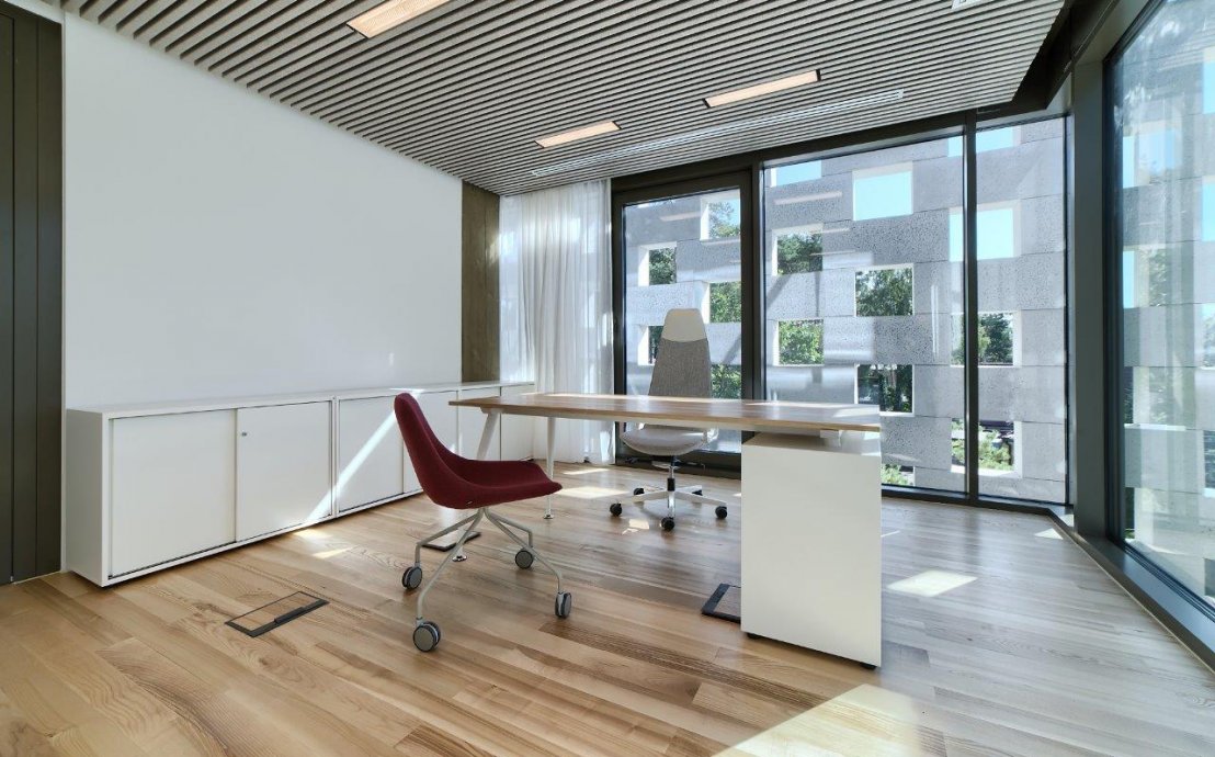 Modernes Chefzimmer - weißer Schreibtisch Sirio