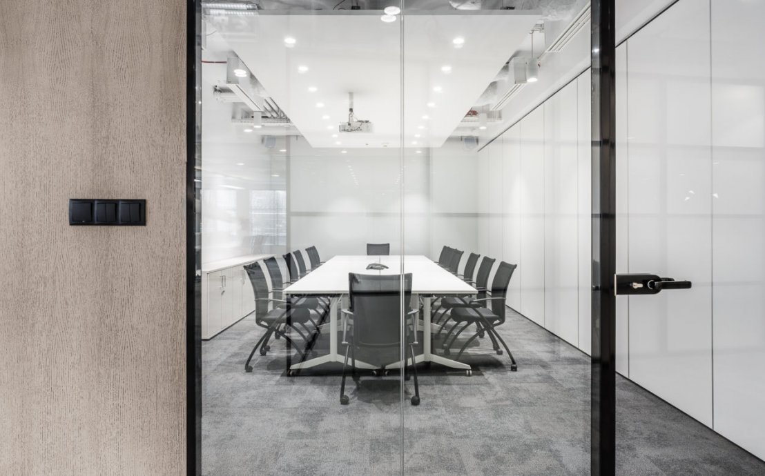 Moderne Büroräume Takeda - eleganter Besprechungsraum