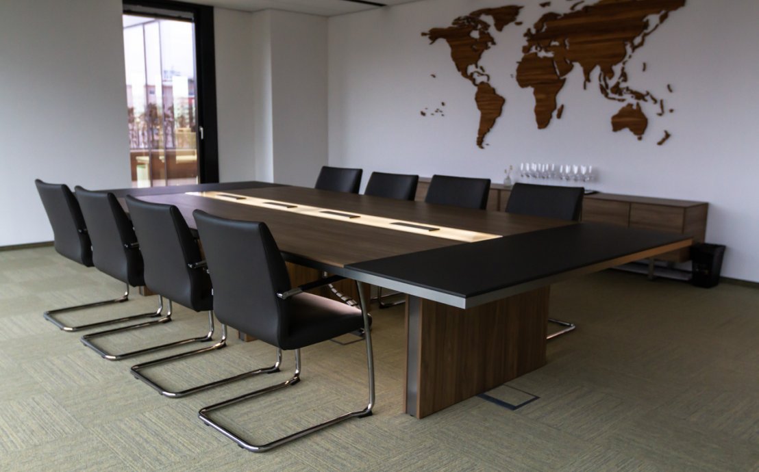 Büroraum mit Konferenztisch Ario für 8 Personen