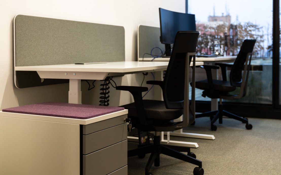 Büroraum - Schreibtische mit höhenverstellbarer Tischplatte und Rollcontainer
