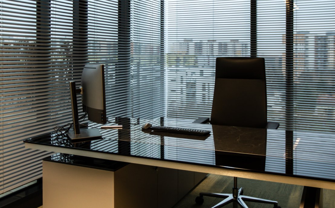 Chefzimmer - Managerschreibtisch Ario mit Tischplatte aus poliertem Stein