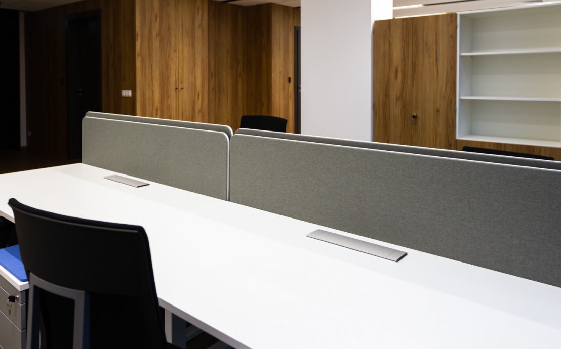 Open-Space-Büro - Schreibtische mit Tischtrennwänden