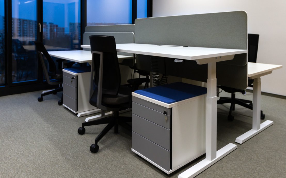 Büroraum - Schreibtische mit grauen Tischtrennwänden