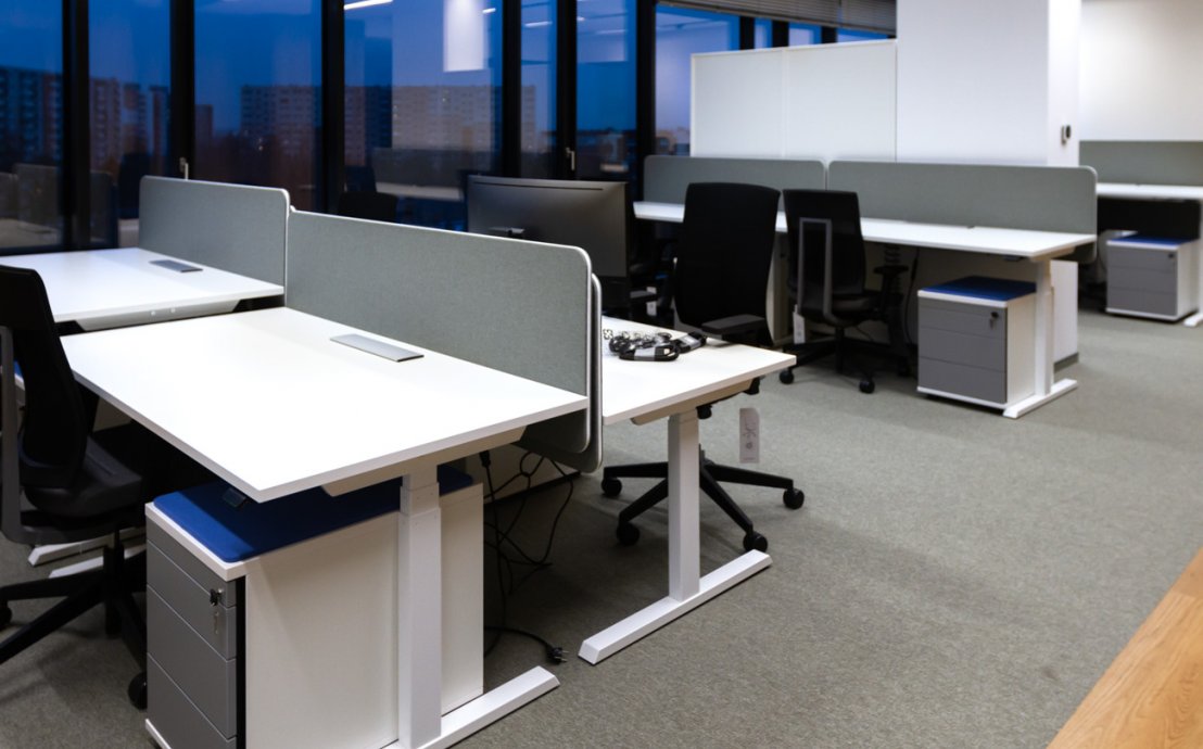 Großraumbüro - Schreibtische mit Rollcontainern mit Sitzkissen