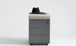 https://api.maro.pl/uploads/images/produkty/wszystkie-kolekcje/top/maro---top-pedestal-with-upholstered-pad-891.jpg