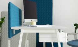 https://api.maro.pl/uploads/images/produkty/wszystkie-produkty/a-em/maro---a-em-desk-with-upholstered-pin6-partition-and-underdesk-drawer--2--835.jpg