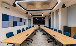 https://api.maro.pl/uploads/images/realizacje/centrum-e-zdrowie/sala-konferencyjna-wygodne-fotele-estetyczne-wykonanie.jpg
